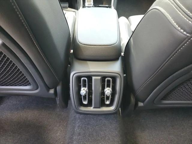 2026 Volvo XC40 Ultra, B5 AWD Gas (mild hybrid), Dark