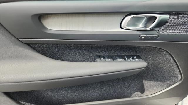 2026 Volvo XC40 Plus, B5 AWD Gas (mild hybrid), Dark