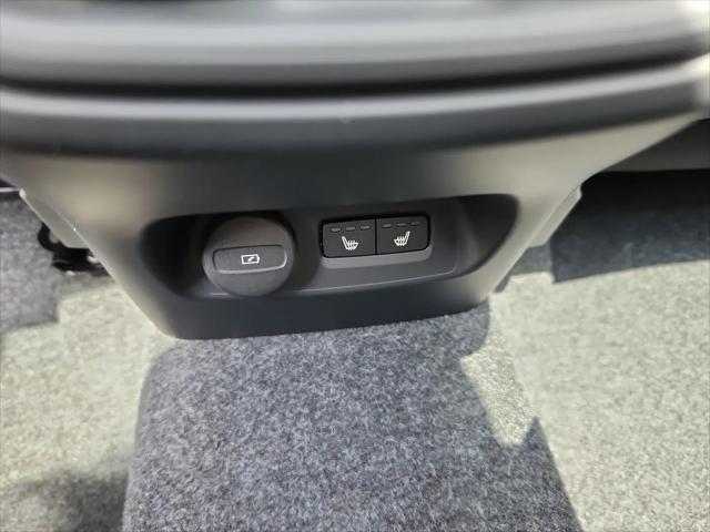 2026 Volvo XC40 Plus, B5 AWD Gas (mild hybrid), Dark