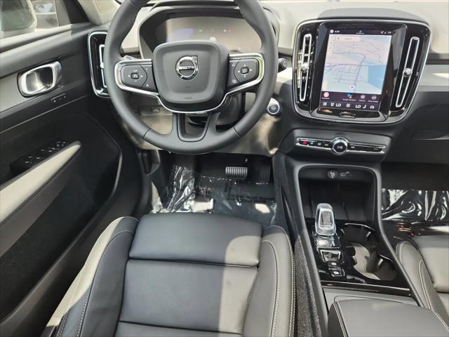 2026 Volvo XC40 Plus, B5 AWD Gas (mild hybrid), Dark