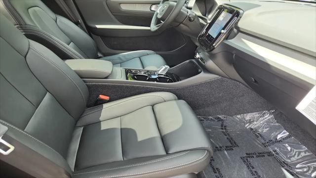 2026 Volvo XC40 Plus, B5 AWD Gas (mild hybrid), Dark