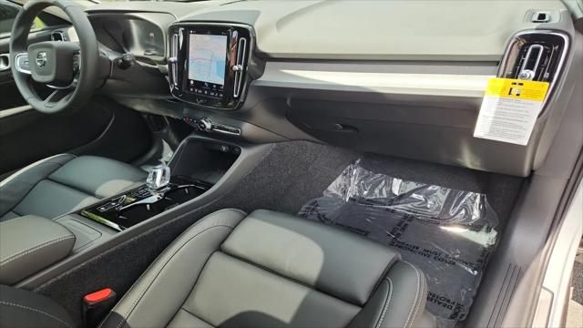 2026 Volvo XC40 Plus, B5 AWD Gas (mild hybrid), Dark