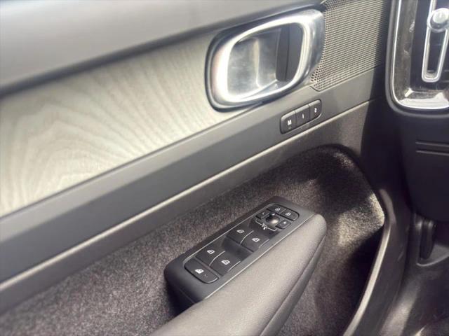 2025 Volvo XC40 B5 Plus Bright Theme