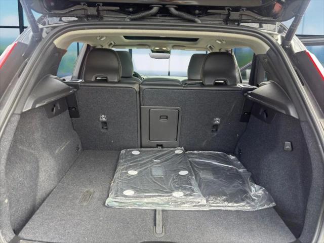 2025 Volvo XC40 B5 Plus Bright Theme