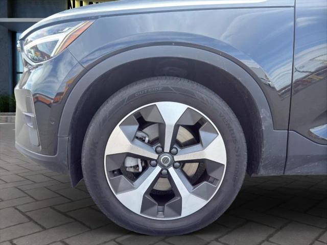 2025 Volvo XC40 B5 Plus Bright Theme