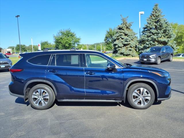 Used 2022 Toyota Highlander XLE with VIN 5TDHZRBH7NS230185 for sale in Burnsville, Minnesota
