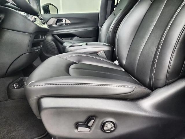 2026 Chrysler Pacifica Select AWD