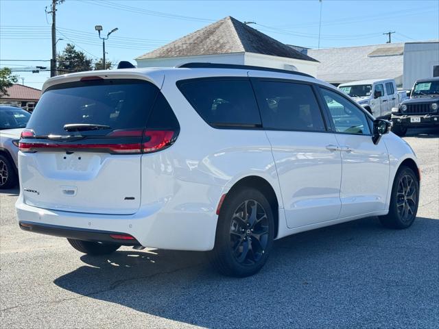 2026 Chrysler Pacifica Select AWD