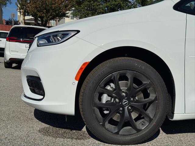 2026 Chrysler Pacifica Select AWD
