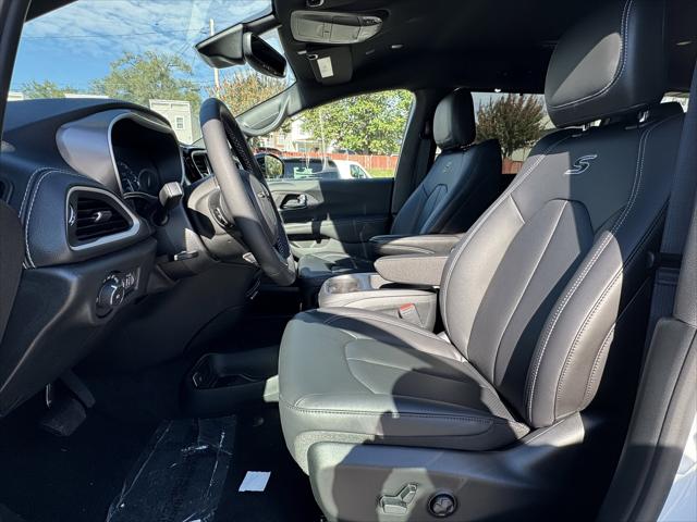2026 Chrysler Pacifica Select AWD