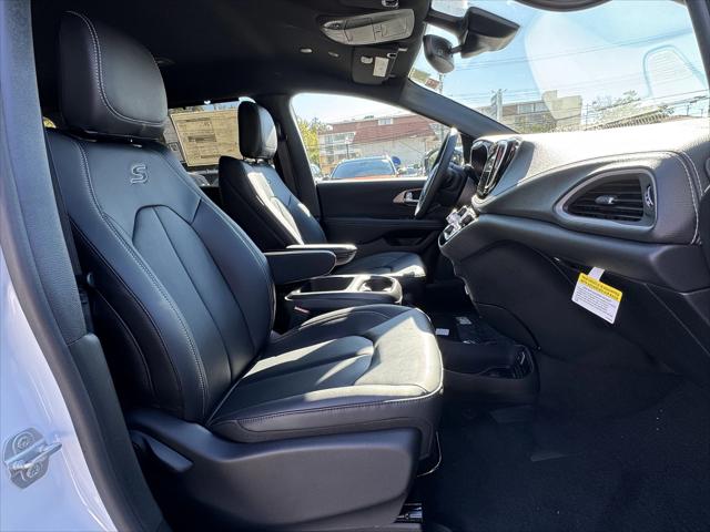 2026 Chrysler Pacifica Select AWD