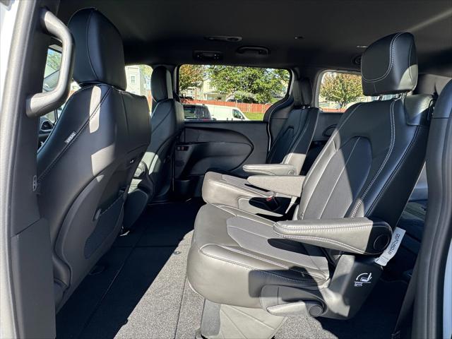 2026 Chrysler Pacifica Select AWD