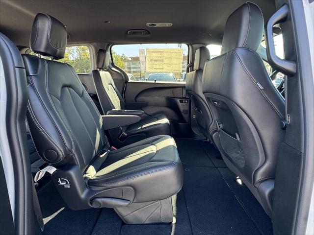 2026 Chrysler Pacifica Select AWD