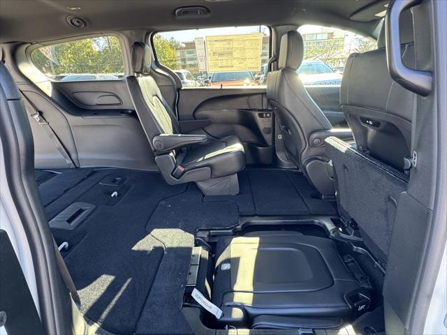 2026 Chrysler Pacifica Select AWD