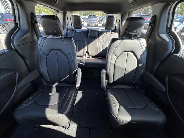 2026 Chrysler Pacifica Select AWD