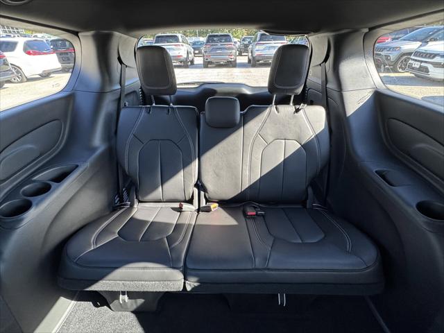 2026 Chrysler Pacifica Select AWD