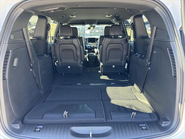 2026 Chrysler Pacifica Select AWD