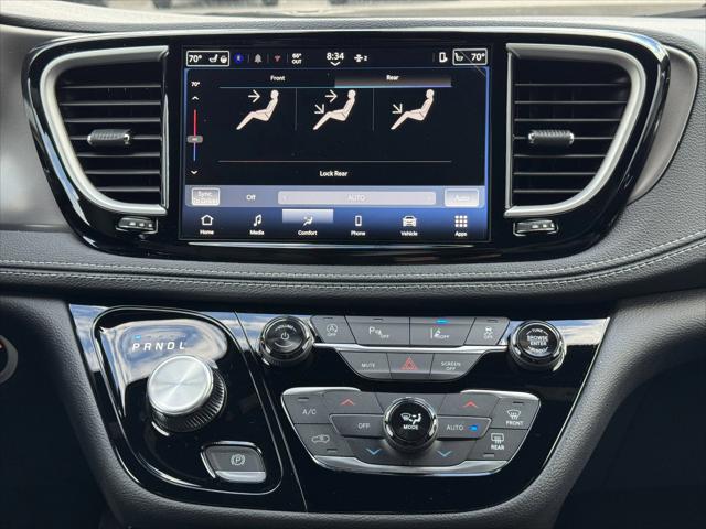 2026 Chrysler Pacifica Select AWD