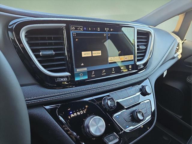 2026 Chrysler Pacifica Select AWD