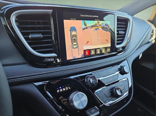 2026 Chrysler Pacifica Select AWD