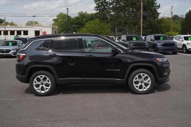 2025 Jeep Compass COMPASS LATITUDE 4X4
