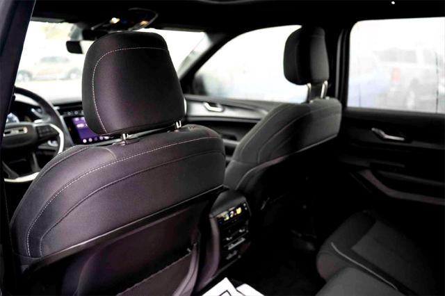 2025 Jeep Grand Cherokee L Laredo X 4x4