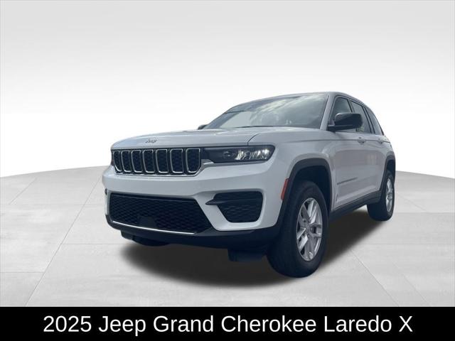 2025 Jeep Grand Cherokee GRAND CHEROKEE LAREDO X 4X4