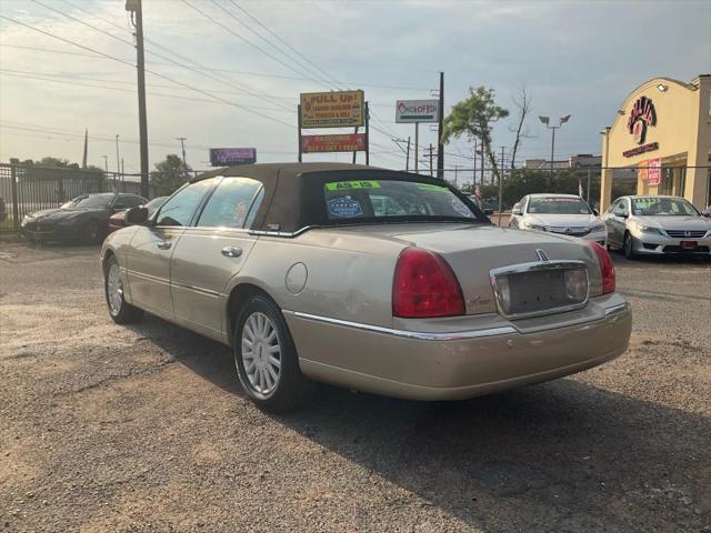 2005 Lincoln Town Car Signature Limited