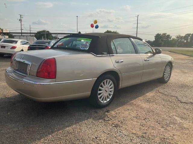 2005 Lincoln Town Car Signature Limited