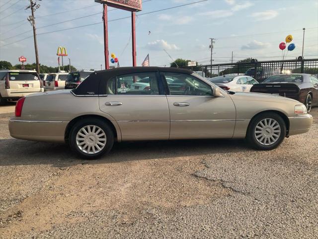 2005 Lincoln Town Car Signature Limited