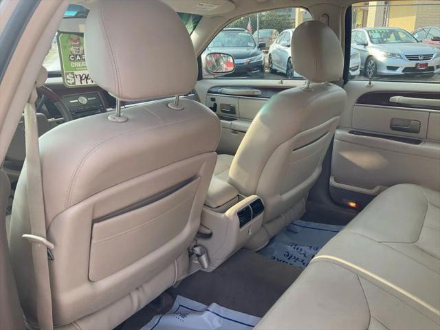 2005 Lincoln Town Car Signature Limited