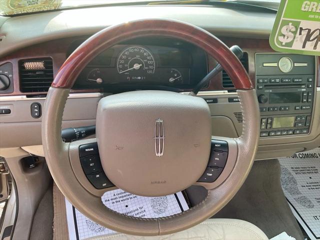 2005 Lincoln Town Car Signature Limited