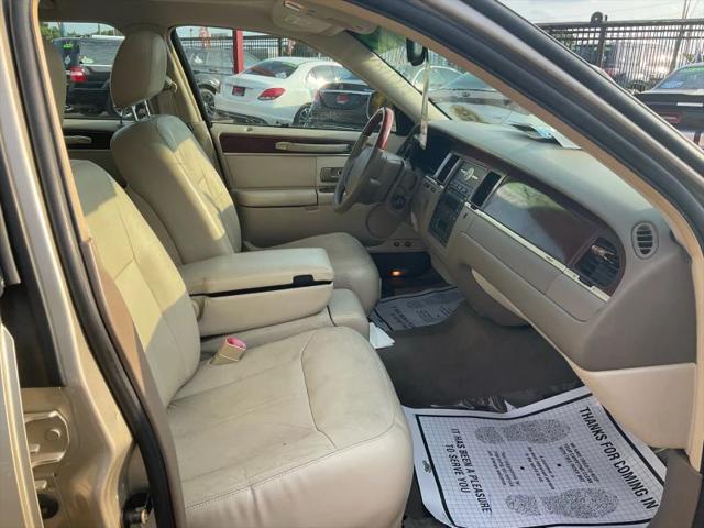 2005 Lincoln Town Car Signature Limited