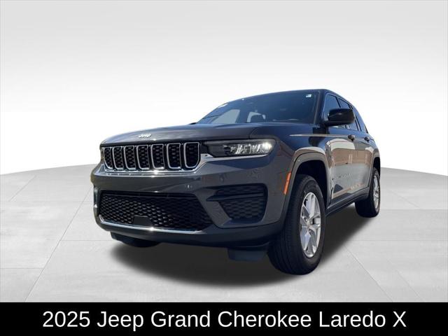 2025 Jeep Grand Cherokee GRAND CHEROKEE LAREDO X 4X4
