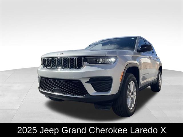 2025 Jeep Grand Cherokee GRAND CHEROKEE LAREDO X 4X4