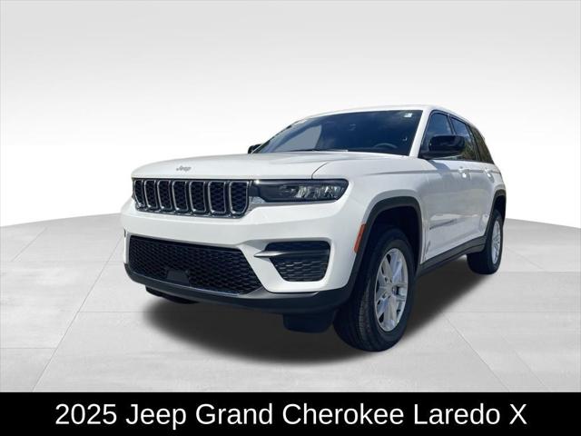 2025 Jeep Grand Cherokee GRAND CHEROKEE LAREDO X 4X4
