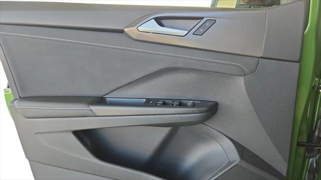 2026 Volkswagen Taos SE Black