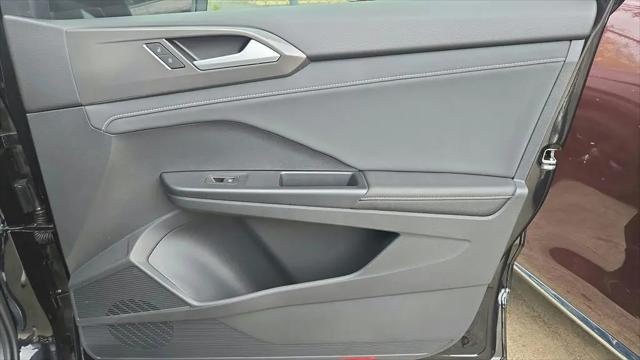 2026 Volkswagen Taos SE Black
