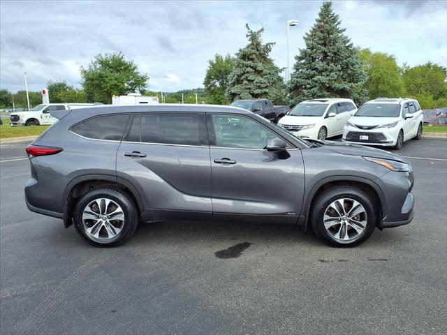 Used 2022 Toyota Highlander XLE with VIN 5TDGBRCH3NS074726 for sale in Burnsville, Minnesota