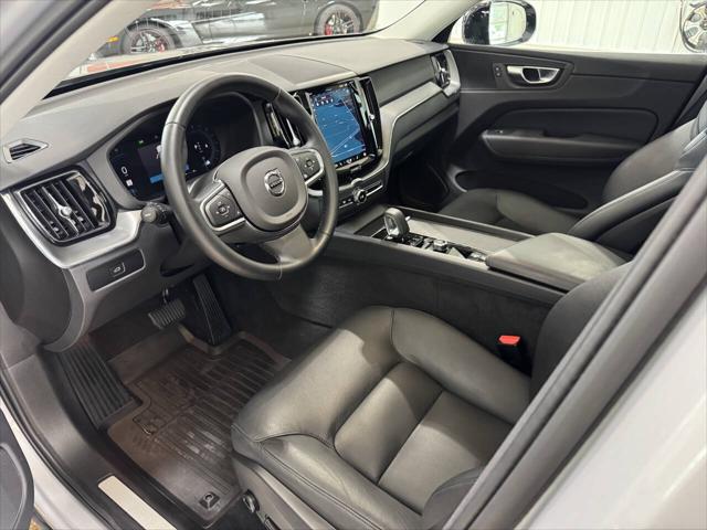 2024 Volvo XC60 B5 Core Dark Theme