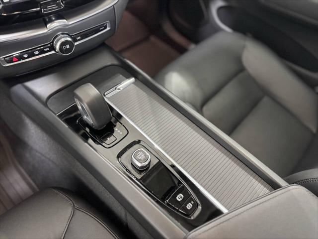 2024 Volvo XC60 B5 Core Dark Theme
