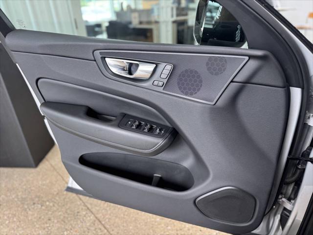 2024 Volvo XC60 B5 Core Dark Theme