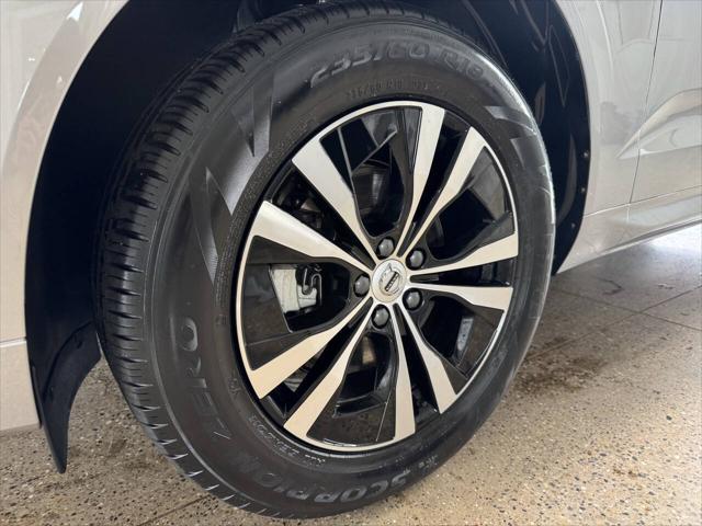 2024 Volvo XC60 B5 Core Dark Theme