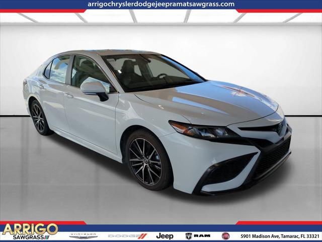 2023 Toyota Camry SE Nightshade Edition Hybrid