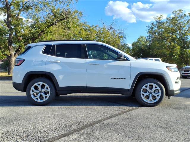 2025 Jeep Compass COMPASS LATITUDE 4X4