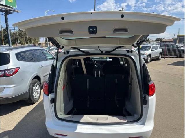 2022 Chrysler Voyager LX