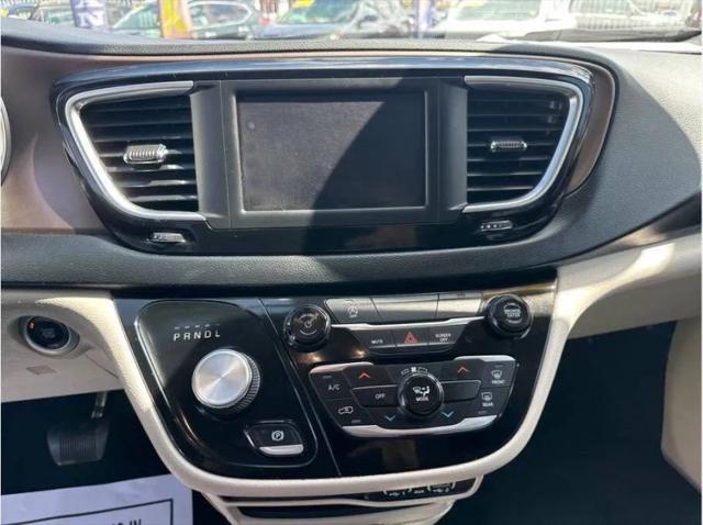 2022 Chrysler Voyager LX