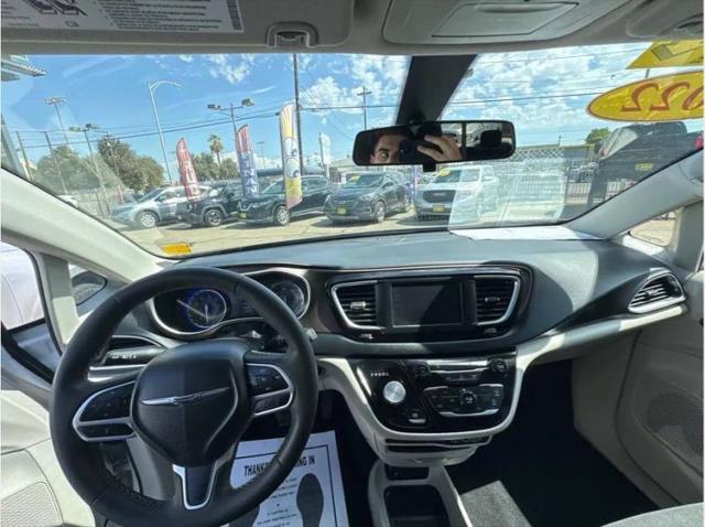 2022 Chrysler Voyager LX
