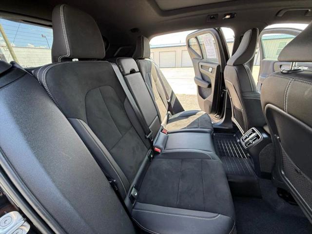 2023 Volvo XC40 B5 Plus Dark Theme