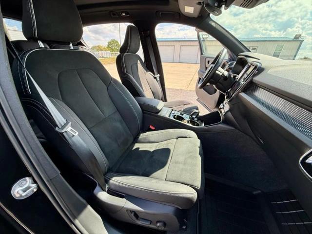 2023 Volvo XC40 B5 Plus Dark Theme